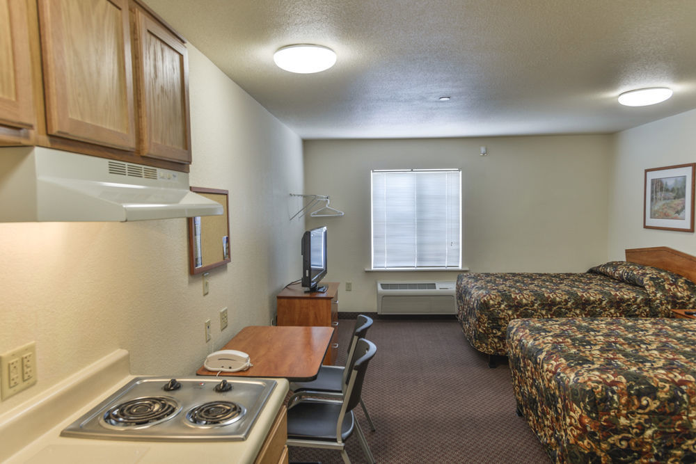 Woodspring Hotel Topeka