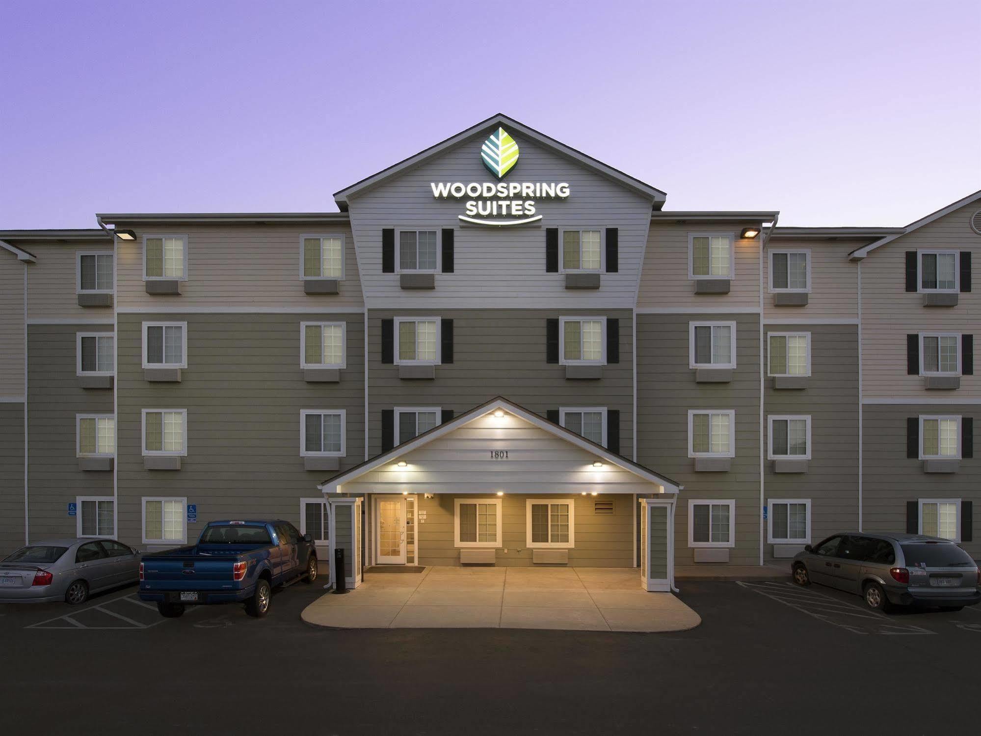Woodspring Hotel Topeka