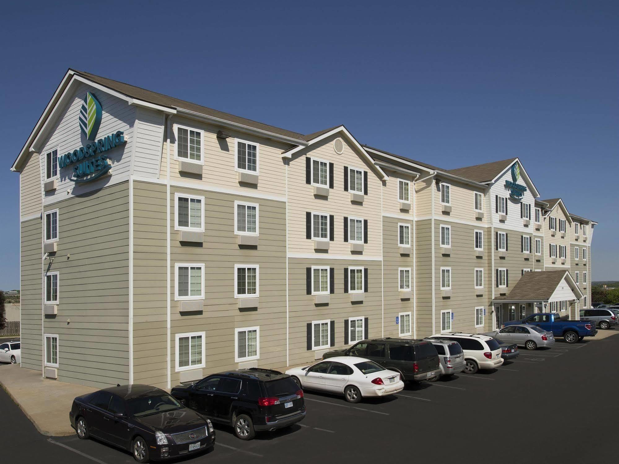 Woodspring Hotel Topeka